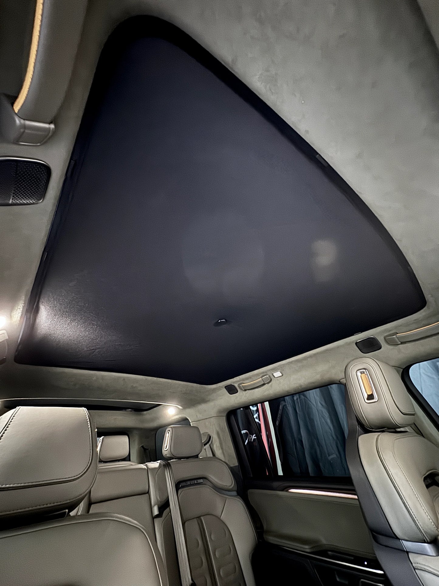 Rivian R1S
Roof Sunshade